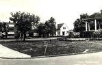 Historische ansichtkaart met links de burgemeesterswoning.
<br/>
Gert-Jan Lobbes, zonder jaartal